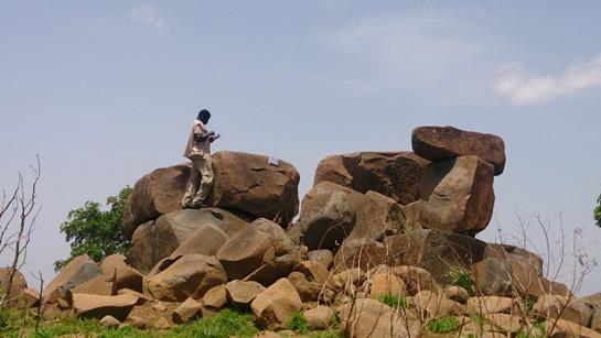 géologue sur des roches